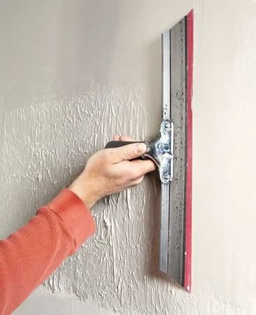كيف تزيل تغطيات الجدران غير المطلية؟